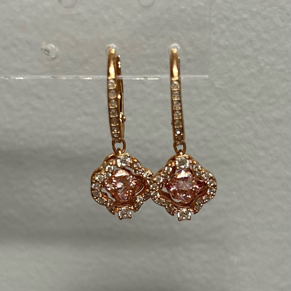 Una drop earrings from  Swarovski.
Clover, Pink, Rose gold-tone plated